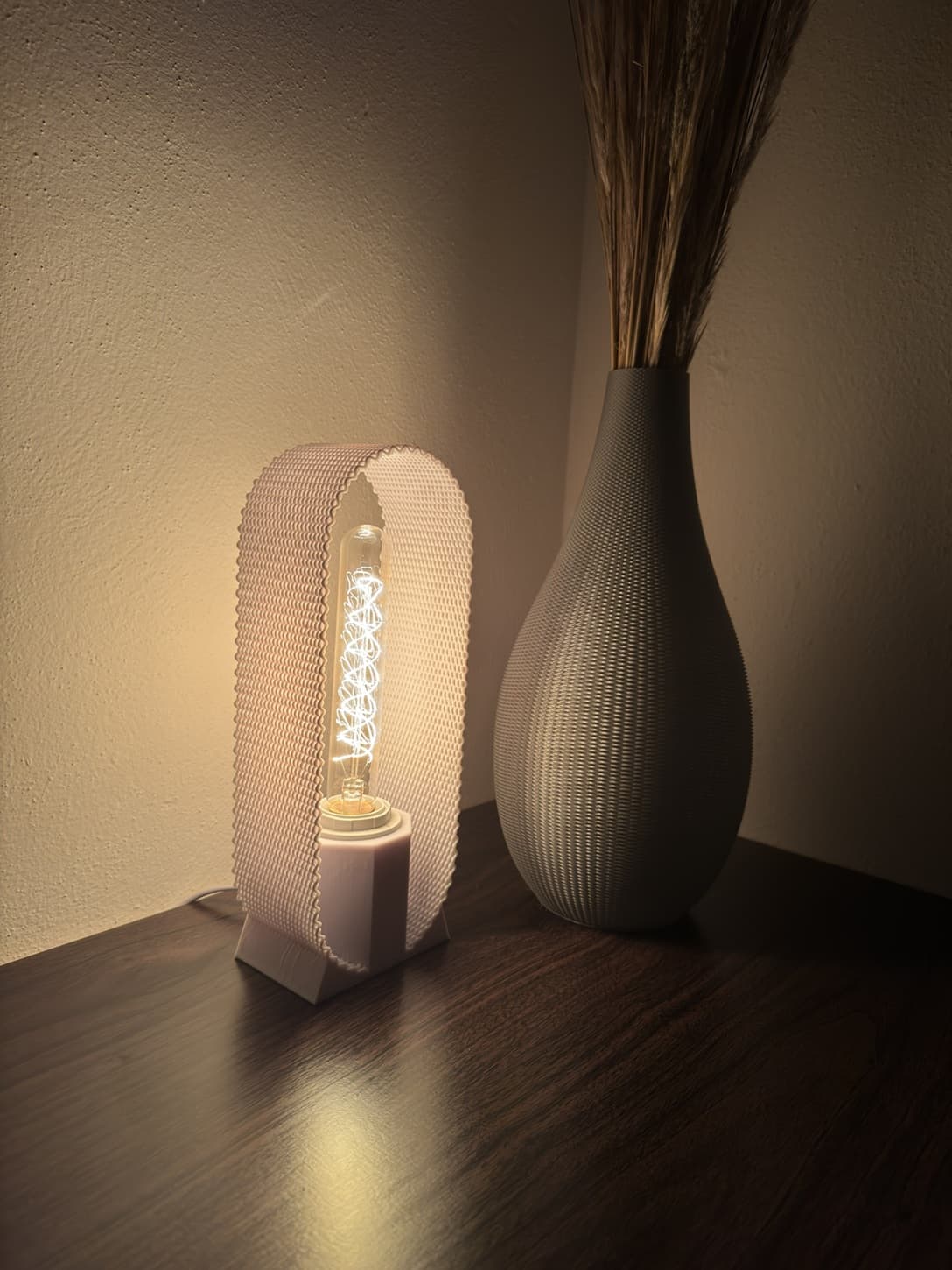 Lámpara y jarrón tejido
